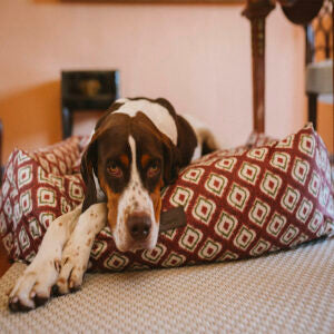 Ikat Wasserdichtes Hundebett in Burgunderrot